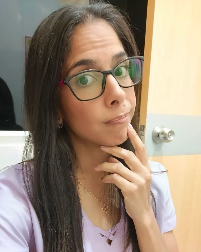 Skeilly con gesto de pregunta, mirando a cámara