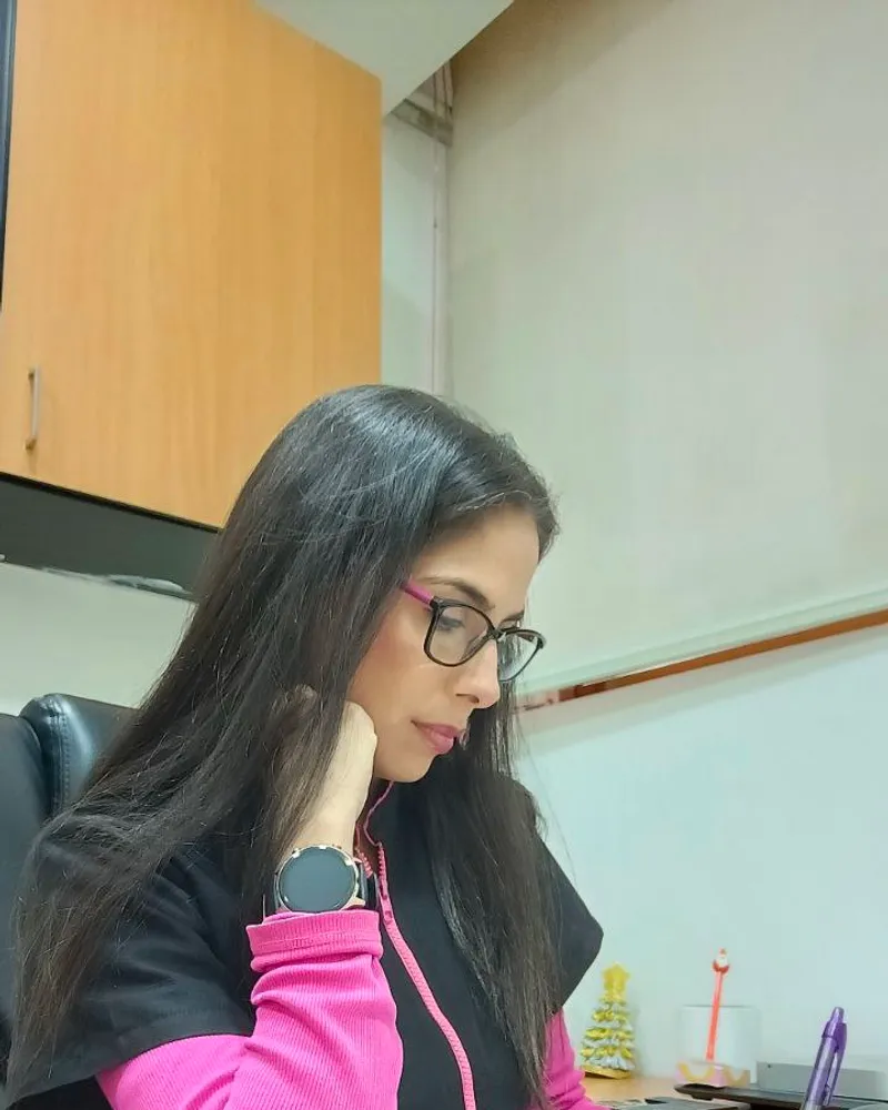 Skeilly escribiendo notas en un cuaderno, en su escritorio