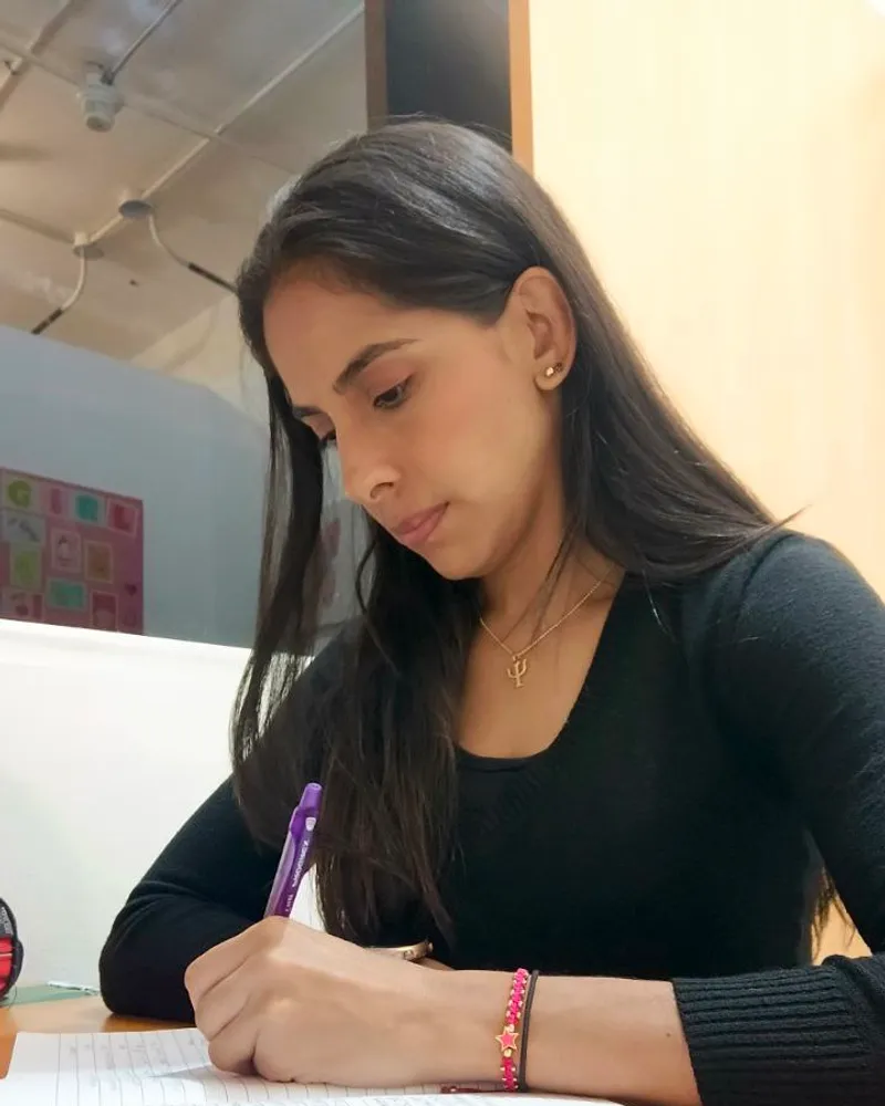 Skeilly tomando notas durante una sesión